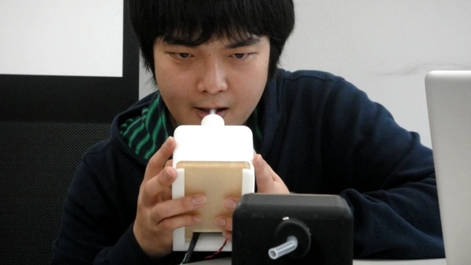 Japonezii au inventat dispozitivul de transmitere a săruturilor pe Internet! (VIDEO)