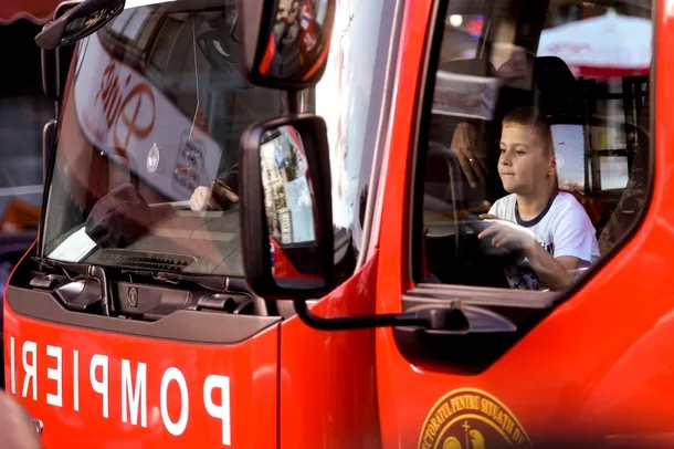 Copii vizitează o maşină de pompieri din faţă Foişorului de Foc, în cadrul Nopţii Albe a Muzeelor, în Bucureşti, sâmbătă 17 mai 2014. 