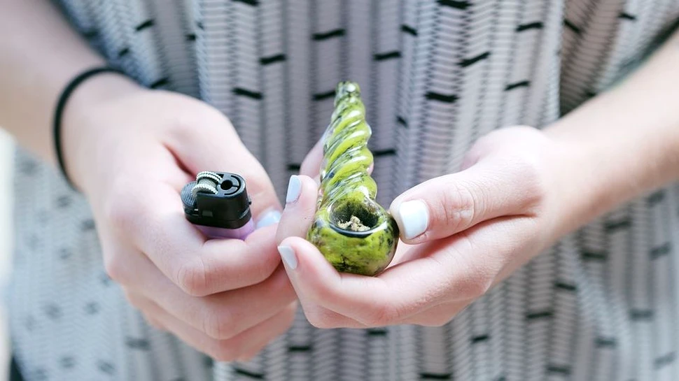 Consumul de marijuana, chiar şi o singură dată, ar putea creşte volumul creierului adolescenţilor