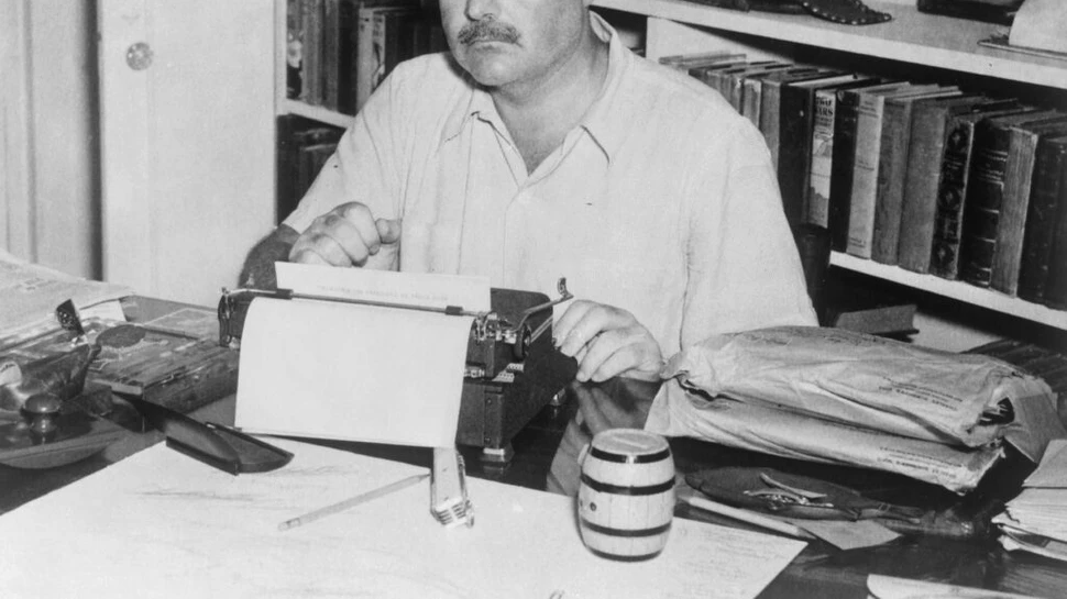 Ritualurile de lucru ale marilor scriitori: obiceiurile lui Hemingway, Hugo și Murakami