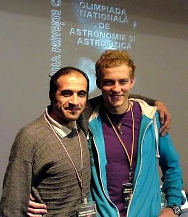 Prof. Marin Dacian Bica (stânga) şi Florin-Cristian Lazăr, la Olimpiada Naţională de Astronomie şi Astrofizică din 2010, Suceava. 