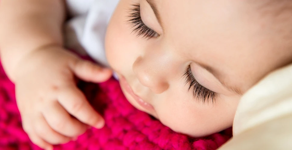 Recomandare neaşteptată: pe ce ar trebui să doarmă bebeluşii pentru a reduce riscul alergiilor?