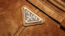 Lucruri mai puțin știute despre Prada. Cum a transformat un brand italian nailonul militar în simbol de lux
