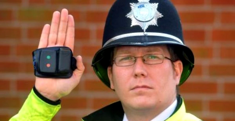 Manusa cu detector de metale – noua “arma” a politistilor britanici
