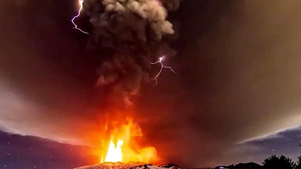Un versant al Muntelui Etna riscă să se prăbuşească în mare. Evenimentul ar putea provoca o catastrofă