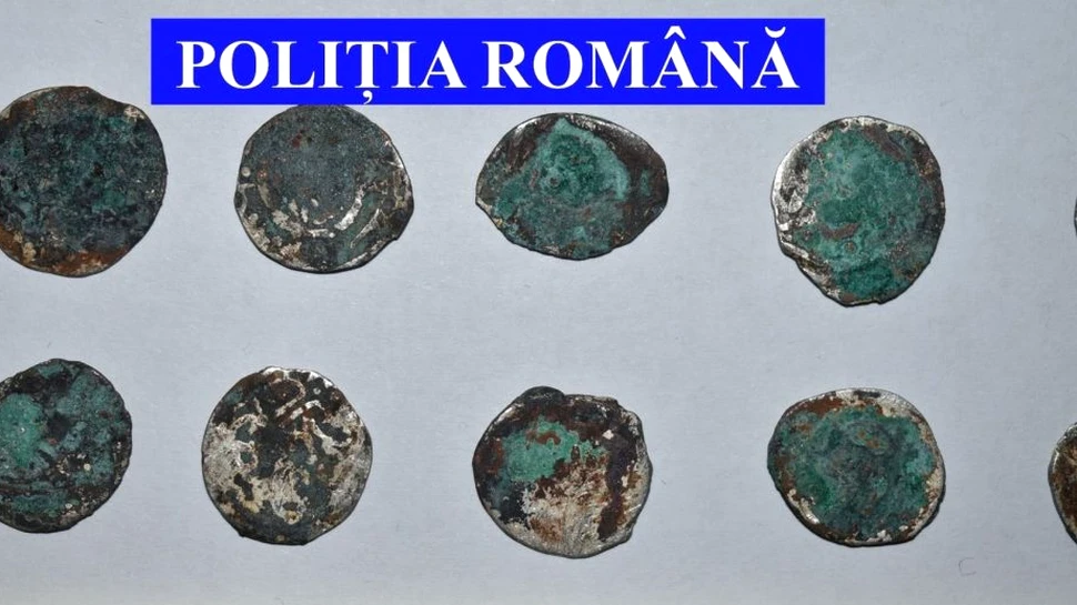 Peste 100 de monede medievale furate dint-un sit arheologic din Iași, recuperate de polițiști