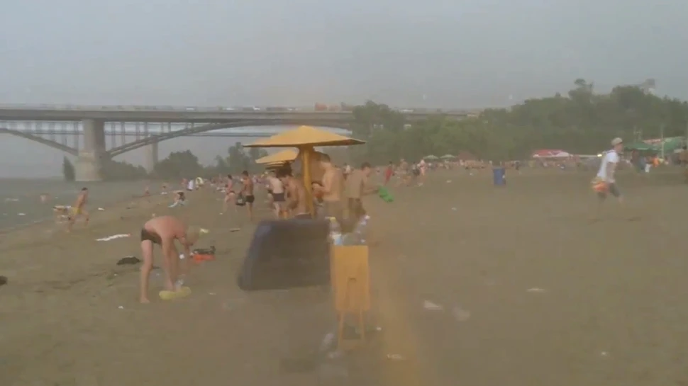 Turiştii au fost surprinşi la plajă de o furtună cumplită. Bucăţile uriaşe de grindină i-au rănit (VIDEO)