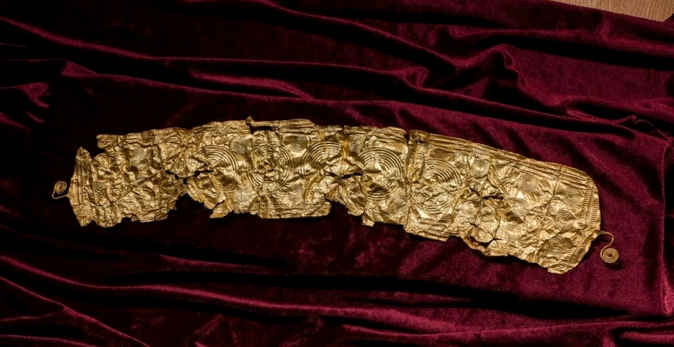 Curea ornamentată de aur, dezgropată de un fermier ceh