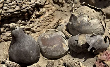 Peruanii au găsit două mumii preincaşe intacte. „Este una dintre cele mai importante descoperiri”, anunţă specialiştii