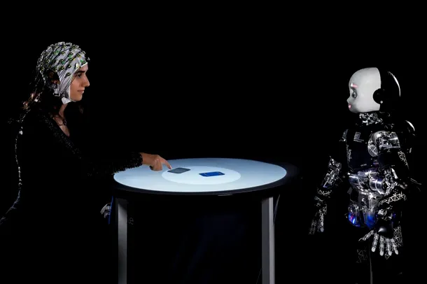 robot umanoid icub privire
