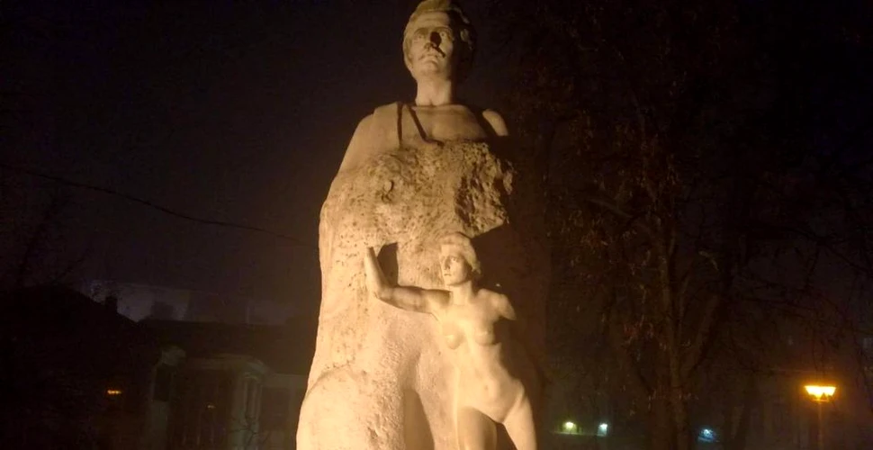 Statuia lui Eminescu din Galaţi, păzită din nou. De peste 20 de ani, mâna muzei poetului dispare aproape în fiecare an