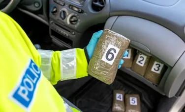 Un traficant urmărit de poliție a aruncat din mașină o mare cantitate de droguri