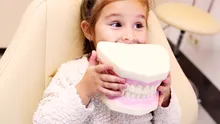 Prima vizită la dentist: ce trebuie să știe părinții și cum pot transforma experiența într-una pozitivă