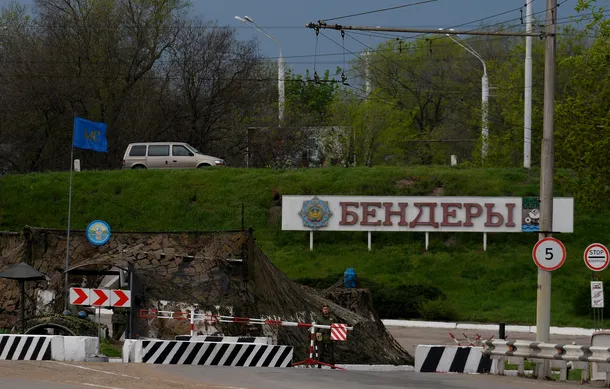 Soldaţii ruşi păzesc un punct de trecere între Tiraspol şi Tighina
