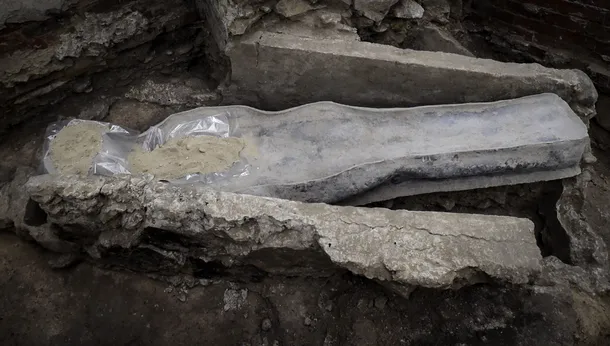 sarcofag în formă de om