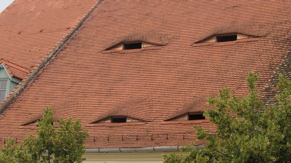 ”Ochii” care te privesc de pe acoperişuri. Arhitectura interesantă a caselor din Sibiu