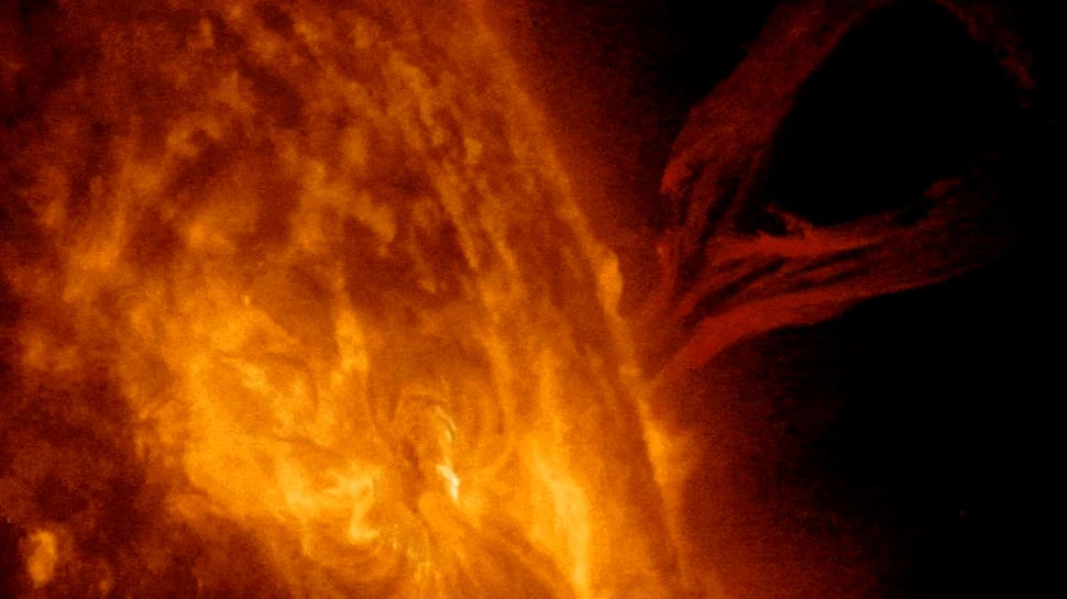 O explozie spectaculoasă a fost observată de astronomii NASA pe suprafaţa Soarelui – FOTO