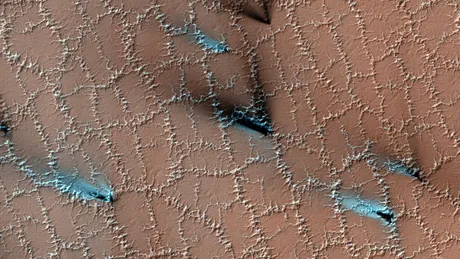 Cum s-au format modelele ciudate de pe Marte? Arată ca niște faguri dantelați sau pânze de păianjen
