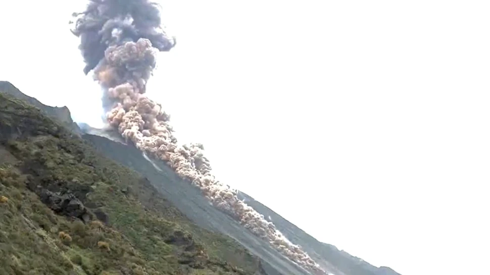 Erupția uriașă a vulcanului Stromboli a trimis cenușă în aer, la peste o sută de metri