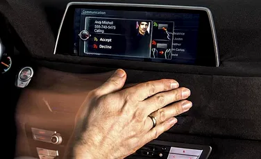 Volanul maşinii poate deveni istorie. O companie îşi dotează automobilele cu aplicaţii care permit şofatul numai prin gesturi. Maşina va fi prezentată în 2016. FOTO