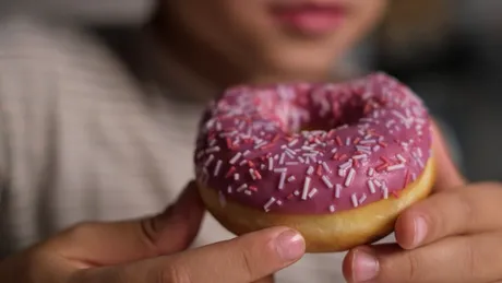 Un studiu arată că alăptatul și evitarea sucurilor pot proteja copiii de obezitate