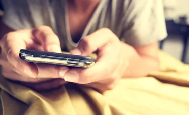 Electronicele folosite în pat cresc riscul de insomnie cu 59%