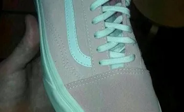 O nouă controversă pe internet. A venit rândul unui pantof sport să declanşeze isteria. Ce culoare are acesta?