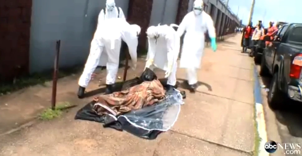 Momentul în care un bolnav de Ebola, declarat mort, revine la viaţă înainte de a fi incinerat (VIDEO)
