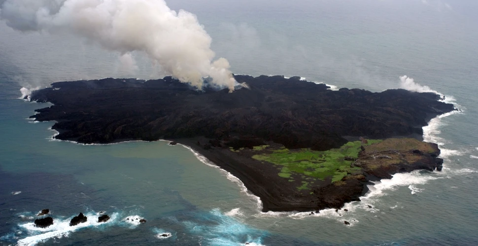 Avertisment: noua insulă vulcanică din Pacific, ce erupe în prezent, ar putea provoca un tsunami (GALERIE FOTO)