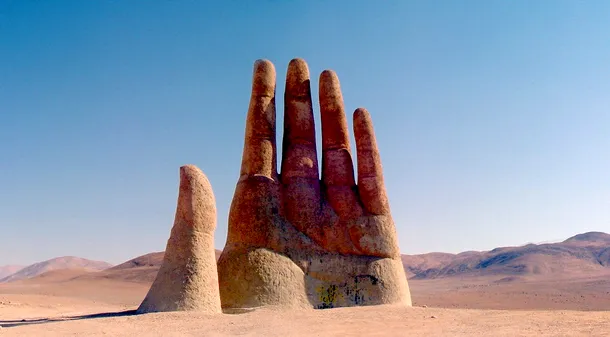 Sculpturi gigantice de mâini din jurul lumii