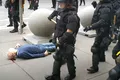 Un nou video șocant din SUA. Doi poliţişti trântesc un bărbat de 75 de ani și îl lasă într-o baltă de sânge