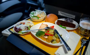 Un avion a fost deviat după ce un pasager s-a enervat din cauza mâncării