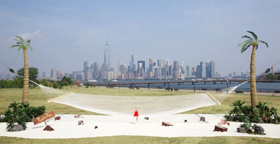 Cel mai lung hamac din lume a fost instalat la New York