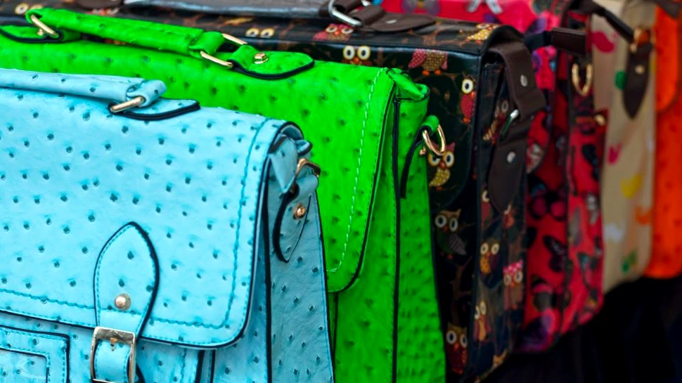 O femeie vrea să-şi facă o geantă din propria piele