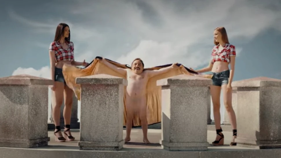 Scandalul reclamei KFC cu ”piticul nud” filmată în turnul Chindiei continuă. Primarul oraşului Târgovişte ameninţă că va da compania în judecată. Reacţia KFC Germania