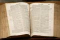Biblia de la Geneva va fi vândută la licitație