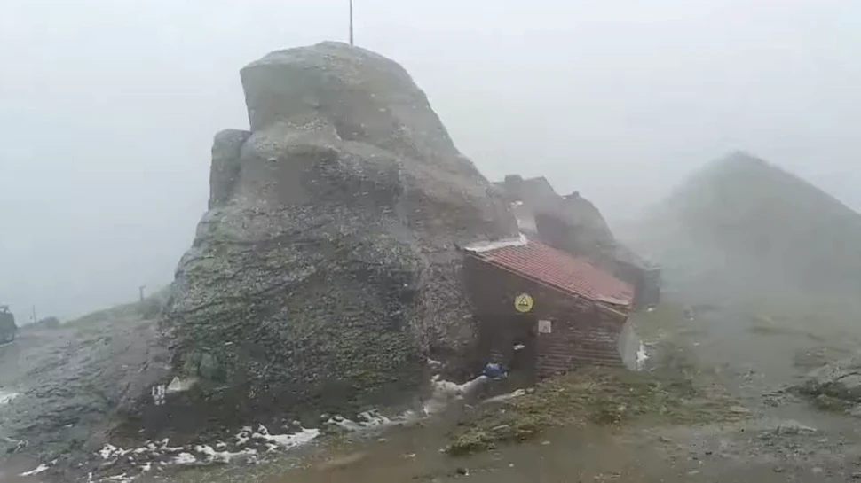 La jumătatea lui iulie a nins în Munţii Bucegi ca-n plină iarnă. Un meteorolog a filmat