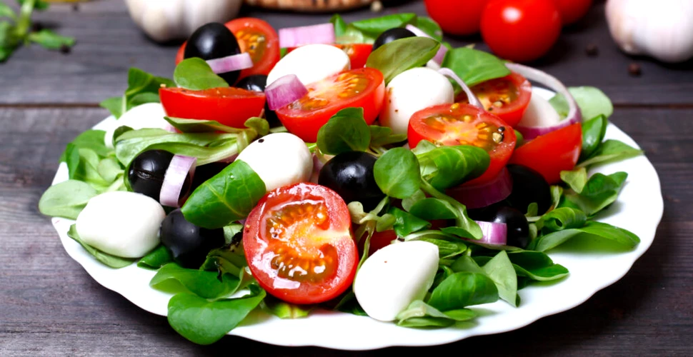 Dieta mediteraneană ar putea „învinge depresia”. Cum influențează alimentele starea de spirit?