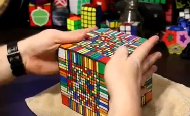 Cum rezolvi cel mai mare Cub Rubik din lume. El a avut nevoie de cinci zile pentru a găsi soluţia – VIDEO