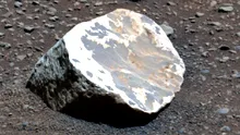 Cum au ajuns mai multe roci albe bizare pe planeta Marte?
