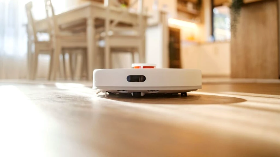 Cum și-a dat seama un bărbat că era spionat în propria casă de propriul aspirator inteligent