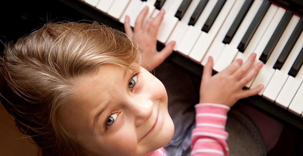 De ce ar trebui să învăţăm să cântăm la un instrument muzical în copilărie?