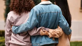 De ce unii oameni pot iubi mai multe persoane în același timp? Poligamia explicată: între biologie, cultură și nevoi emoționale