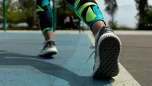 Mersul pe jos peste 100 de minute pe zi poate reduce riscul de dureri de spate