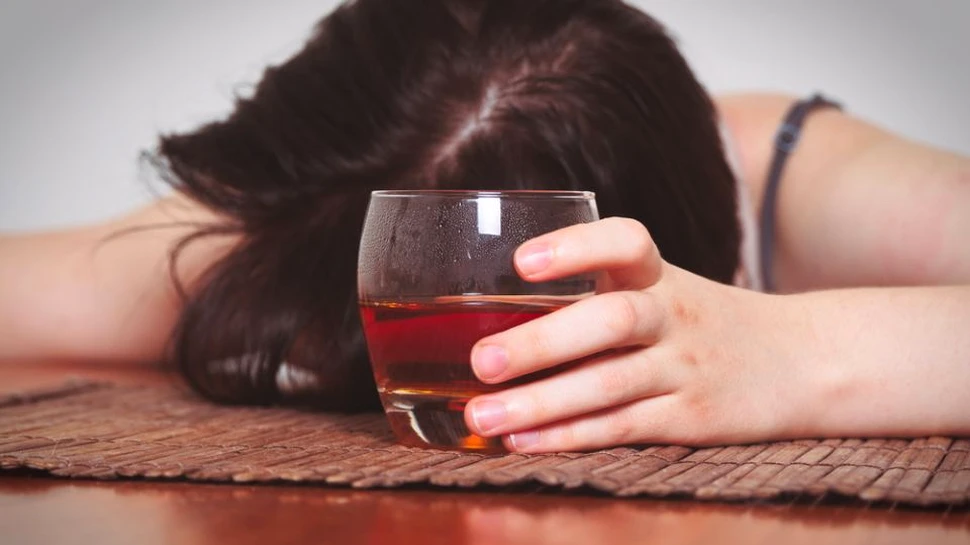 Avertisment OMS: Consumul de alcool poate creşte riscul de a face COVID-19
