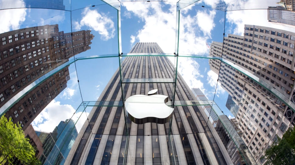 Apple, acuzată din nou că încalcă drepturile angajaților