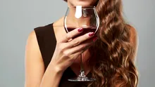 Cercetătorii au aflat în sfârșit de ce vinul roșu ne dă dureri de cap