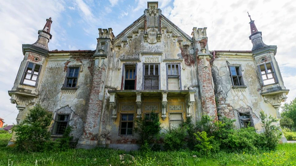 O expoziţie de fotografii care prezintă „realitatea dură” a clădirilor din Transilvania, la MNIR