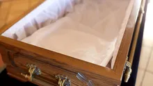 O terapie bizară, prin care oamenii sunt îngropați de vii, a luat amploare în Rusia