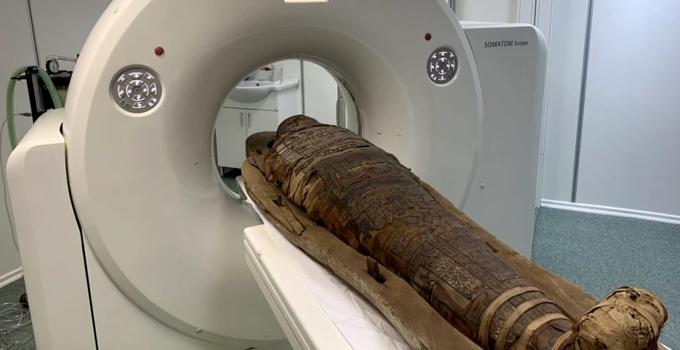 O mumie egipteană veche de peste 2.000 de ani, investigată la un computer tomograf, la Cluj